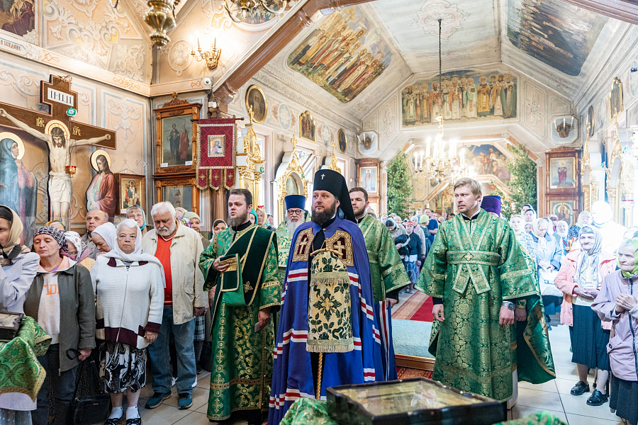 Божественная литургия в День Святого Духа в Троицком храме в Наташине города Люберцы